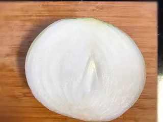 鲍汁焗小排淋酸甜洋葱酱,焗小排的时候,切半个洋葱。