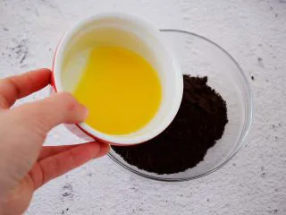 黑芝麻慕斯蛋糕,把奥利奥饼干碎用料理机打成末,加入黄油搅拌均匀