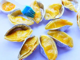 网红蛋挞皮芒果酥,在蛋挞皮上面刷上一层蛋奶液。