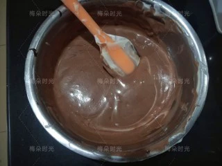 可可旋风蛋糕卷,拌好的蛋糕糊分成两份,一份多点一份少点,少的这一份加入可可糊翻拌均匀。