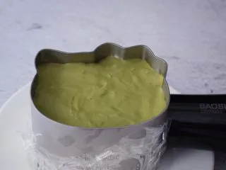 4寸KT猫抹茶慕斯蛋糕,等时间到从冰箱取出慕斯蛋糕,再用吹风机对着模具四周吹一吹