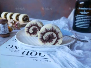 可可旋风蛋糕卷,成品图。可可旋风蛋糕卷。也可以反过来卷。可可色卷在外面,原色在里面。