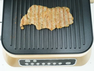 #东菱牛排机测评#爱是几分熟，我只要五分就好,而且再用这样的肉块，搭配新鲜的食材，做出健康的美味。我把超市买来的普通调味牛排先用东菱牛排机做个七成熟。 