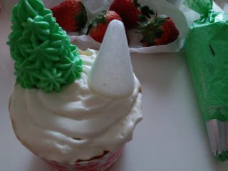 圣诞杯子蛋糕,我用裱花托做圣诞树的底托,把绿色的奶油挤上面,放小颗粒糖珠,🎄就做好啦!如果没有裱花托可以用草莓代替!