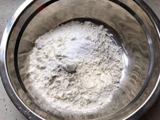 玫瑰花红糖小酥饼,将低筋粉、中筋粉、泡打粉混合