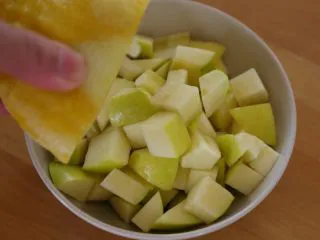 双椒土豆三文鱼,苹果切成小方块，挤些柠檬汁后颠几下，柠檬汁沾在苹果的切面上就不易氧化。