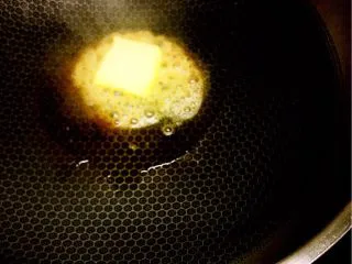 酸甜 & 辛辣 & 劲道 的意大利面,将黄油片放入锅内加热的橄榄油中使黄油片迅速融化。