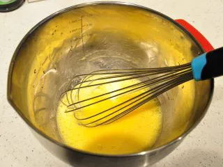 日式豆乳盒子蛋糕,用手动打蛋器混合均匀。