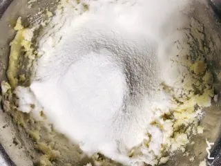 草莓挞（蛋挞皮➕蛋挞水通用）,筛入低粉，先用刮刀拌匀，再用手慢慢抓匀