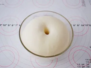 杂蔬火腿肠披萨,等发酵两倍大左右时,手指戳面团一小洞,不回缩不发弹即发酵成功