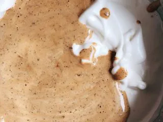 网红爆浆珍珠蛋糕,再倒回剩余的蛋白中继续翻拌均匀