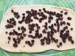 黑砖蜜豆吐司,铺上红豆,红豆事先煮熟开花即可。