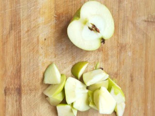 欧式风情下午茶|加了苹果的蛋挞,苹果清洗干净用菜刀切成小块。