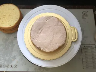 浓情蜜意－巧克力奶油蛋糕,一层蛋糕抹上一层奶油。