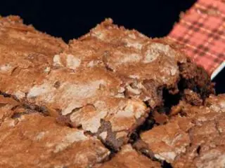 白兰地巧克力布朗尼,待蛋糕冷却后切成小块