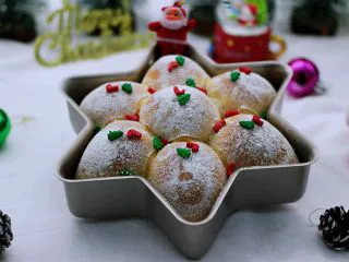 圣诞雪花豆沙包,面包上面随意点缀一些装饰就可以了，嘻嘻，赶紧来摆拍几张。 
