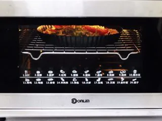 海虾杂蔬披萨,烤箱启动披萨功能,上管190度,下管175度烤制20分钟。(烤箱时间及温度仅供参考)