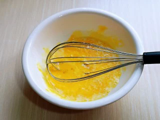 6寸紫薯戚风蛋糕,先做蛋黄糊，蛋黄用手动打蛋器打散，加入牛奶继续打均匀至看不到牛奶。