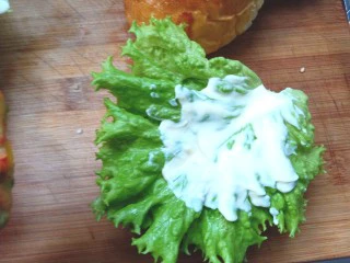 鸡肉蔬菜饼汉堡,放上生菜,挤上沙拉酱