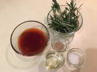 迷迭香烤羊排套餐,红酒、迷迭香、白胡椒粉、盐、橄榄油