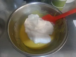 烘焙基础——戚风蛋糕,取1/3的蛋白加入至蛋黄糊中。