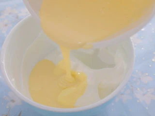 3款像云朵般柔软的瑞士卷,每一口都让人沦陷!,取1/3蛋白到蛋黄糊里搅匀,再将蛋黄糊全部倒入蛋白中搅拌均匀