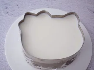 6寸KT猫奥利奥慕斯蛋糕,再放入冰箱冷藏4-6小时