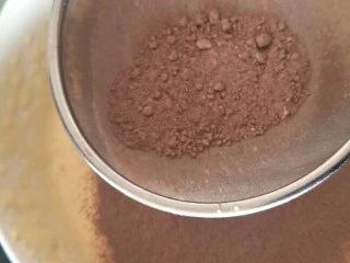 像布朗尼的浓郁巧克力蛋糕(无油全蛋),可可面粉分两次过筛。