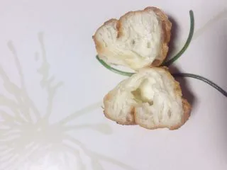 #老油条的青春#回锅油条炒腊肉,取西餐盘把俩节油条摆成蝴蝶状，触须是用的香菜径