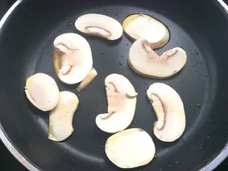百变鸡蛋+早餐荷包蛋,取平底锅放少许油煎口蘑