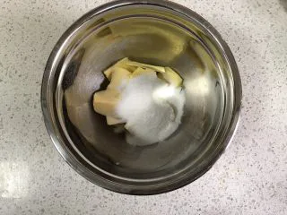 蔓越莓曲奇(原味&可可&抹茶),糖粉一次性加入到软化好的黄油中。