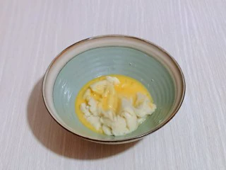 零失败~奶油泡芙 外酥内软吃出幸福甜蜜,将蛋液分三次倒入面团中,每加入一次蛋液后,“必须翻拌均匀,蛋液与面团完全融合在一起” 再加入蛋液,设计分三次加入蛋液,每次一定要拌均匀。