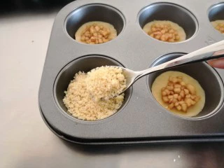 苹果奶酥小挞,在撒上一层奶酥，奶酥要完全覆盖苹果馅。