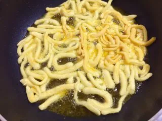 草莓麦片沙琪玛,倒入面条炸至酥脆后捞出控油