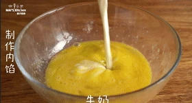 自制【咸蛋黄冰皮月饼】健康美味,加入牛奶和淡奶油，搅拌均匀