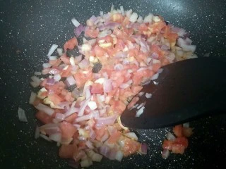 简单版意大利面，在家也能吃出西餐厅味道,锅内放适量油烧热，倒入洋葱蒜末炒香，再倒入西红杮翻炒。