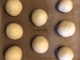 无油陈皮红豆馅小面包,盖保鲜膜静置15分钟。