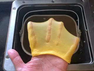 南瓜豆沙排包,5、和面功能结束后,面团达到完全扩展阶段。