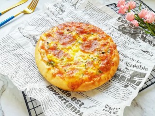 火腿彩蔬披萨,闺女闻着香味找来了。