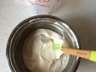 韩国草莓蛋糕,翻拌均匀,将面糊装入裱花袋,挤入不沾烤盘(油纸上),震一下气泡。