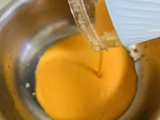 胡萝卜华夫饼,将胡萝卜浆导入盆中