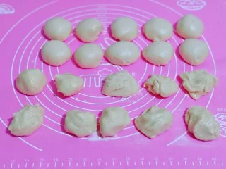 椰香桂花豆沙酥,把做好的油皮与油酥各分成10等份，我做的量比较多，如果觉得多，可以把所有食材减半。