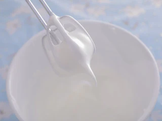 3款像云朵般柔软的瑞士卷,每一口都让人沦陷!,蛋清里挤入5滴柠檬汁,分三次加入40g糖打发,打至提起后尾部呈弯钩状就可以啦