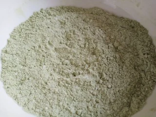 抹茶千层蛋糕,抹茶粉和低粉混合均匀