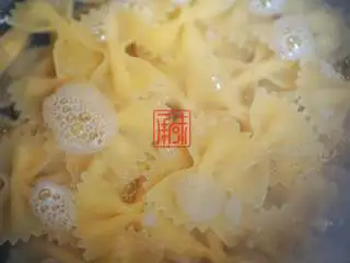 承味海鲜鲍鱼蝴蝶意面，其实西餐的我也可以, 煮面条9分钟。 