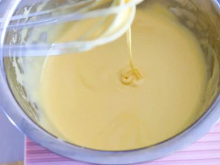 火爆Ins的StrawberryOmelet草莓抱抱卷,搅拌打发至蛋黄颜色变浅,变粘稠。(这一步可以使用电动打蛋器)