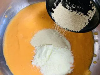 胡萝卜华夫饼,加入酵母。