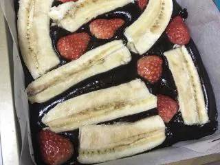 烘培小白入门：幸福满满的巧克力水果条,加入大宝帮我切好的香蕉和草莓。