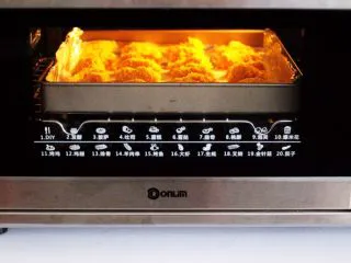 少油减脂的劲爆鸡米花,启动烤箱，上管190度，下管185度，烤制20分钟。(具体时间及温度请根据自家烤箱性能另定)