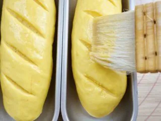 南瓜椰蓉面包条,涂蛋液 